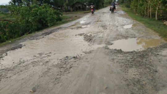 खुटिया–दीपायल फास्ट ट्रयाकमा काम गर्ने मजदूरले ज्याला नपाउँदा समस्यामा